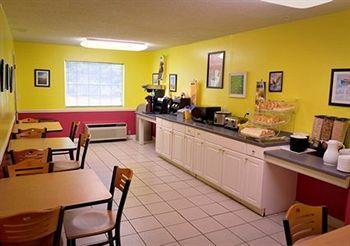 Hotel Super 8 By Wyndham Pensacola 2*