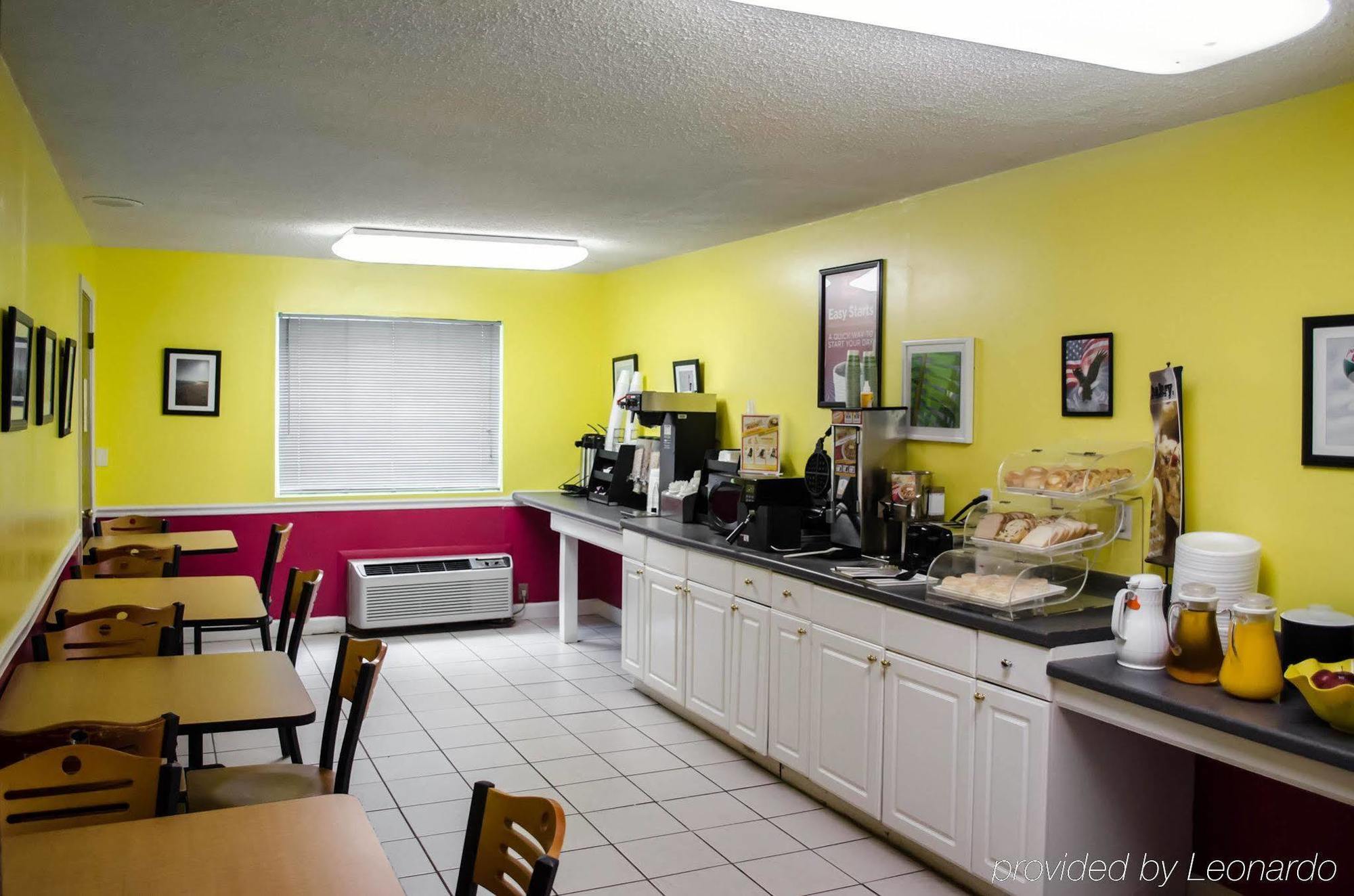 Super 8 By Wyndham Pensacola 2*