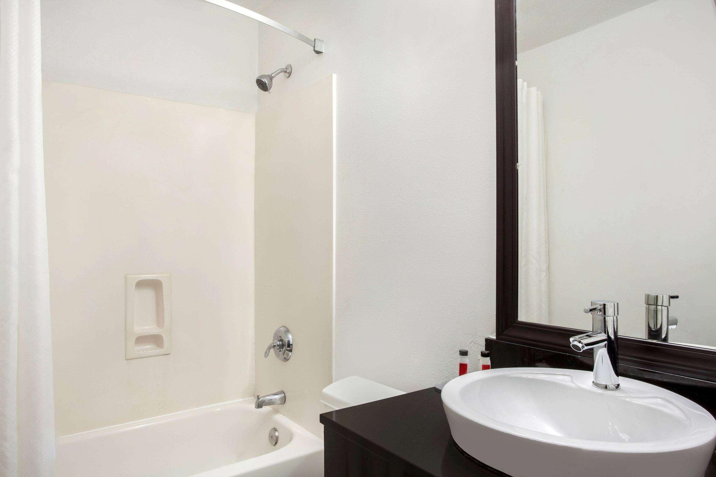 Hotel Super 8 By Wyndham Pensacola 2*
