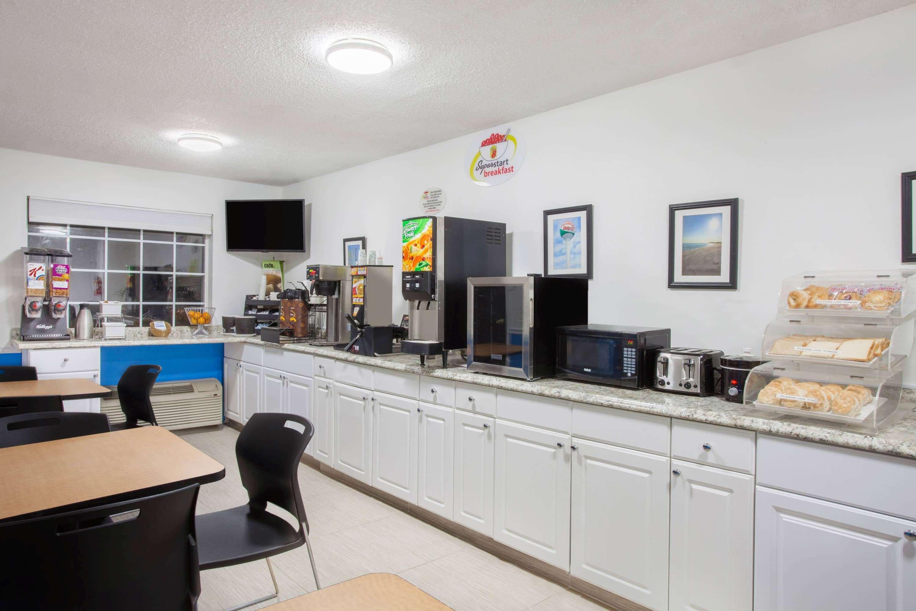 Hotel Super 8 By Wyndham Pensacola Ferry Pass