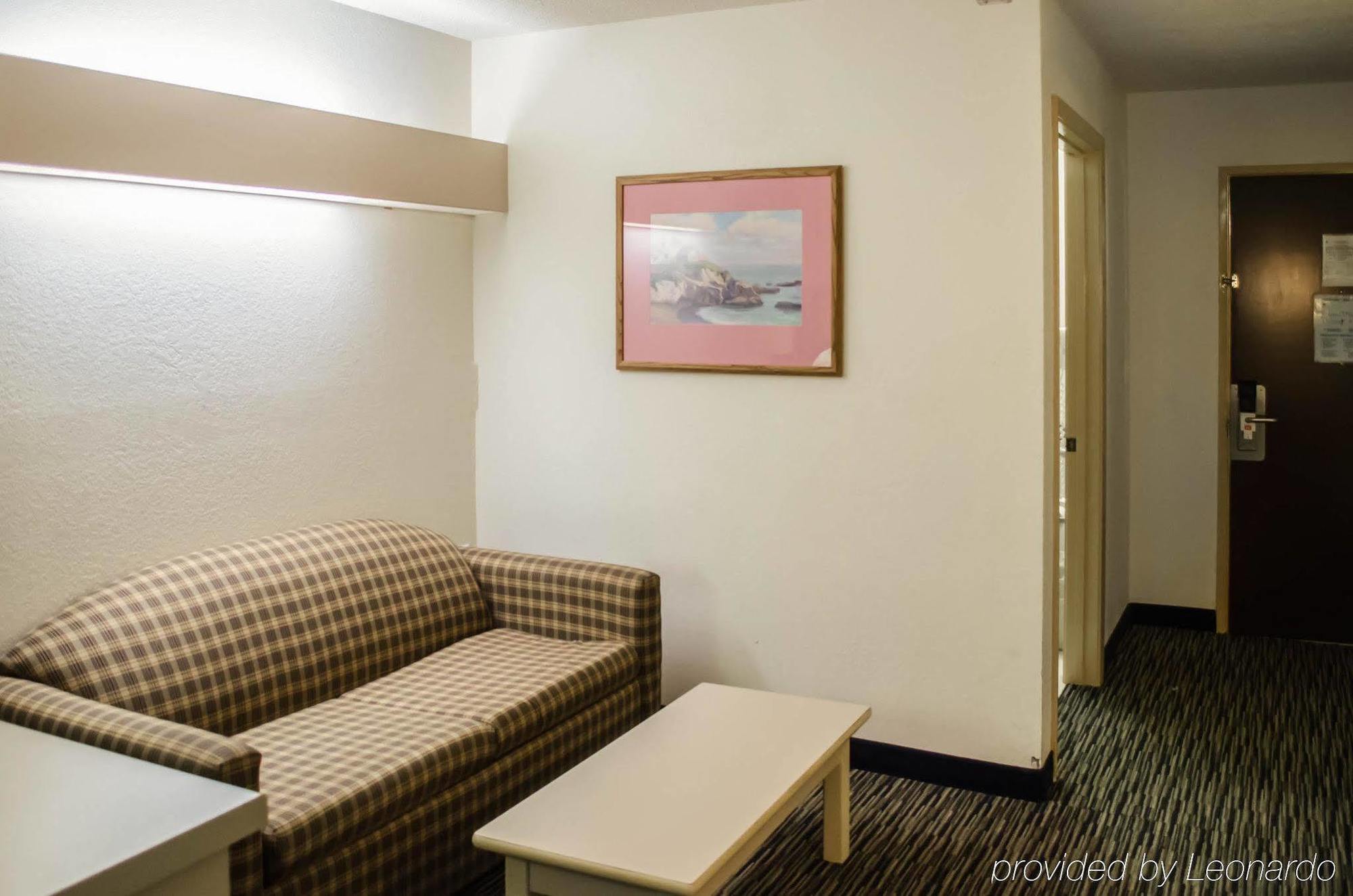 Super 8 By Wyndham Pensacola Hotel 2*