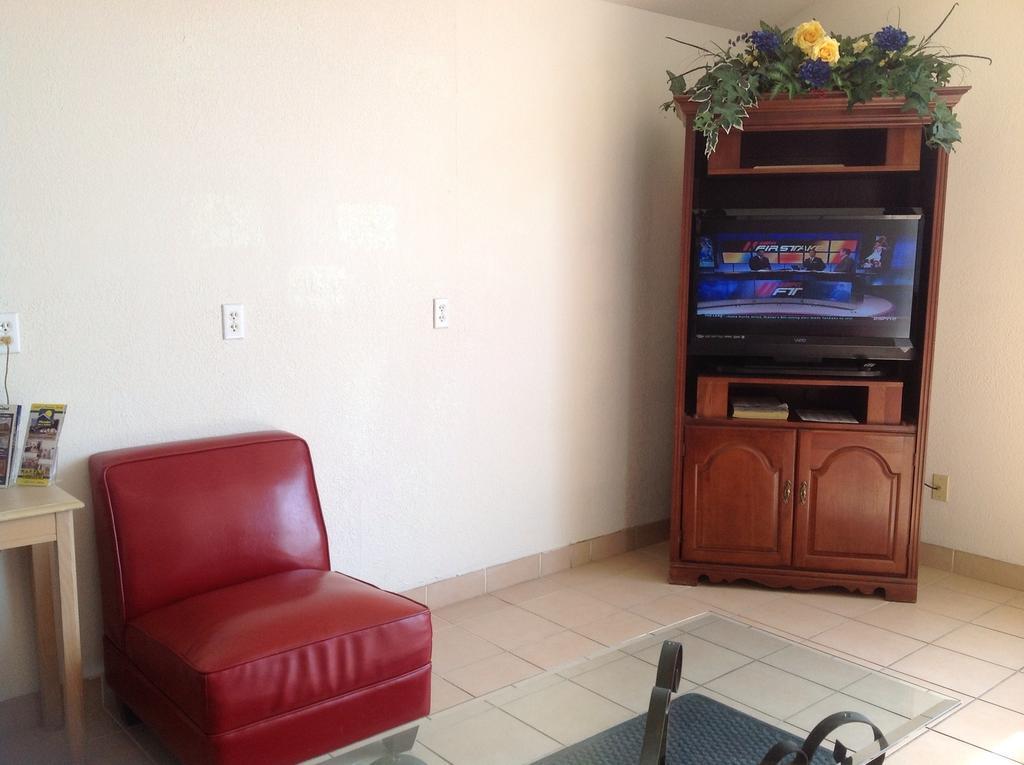 Super 8 By Wyndham Pensacola Hotel